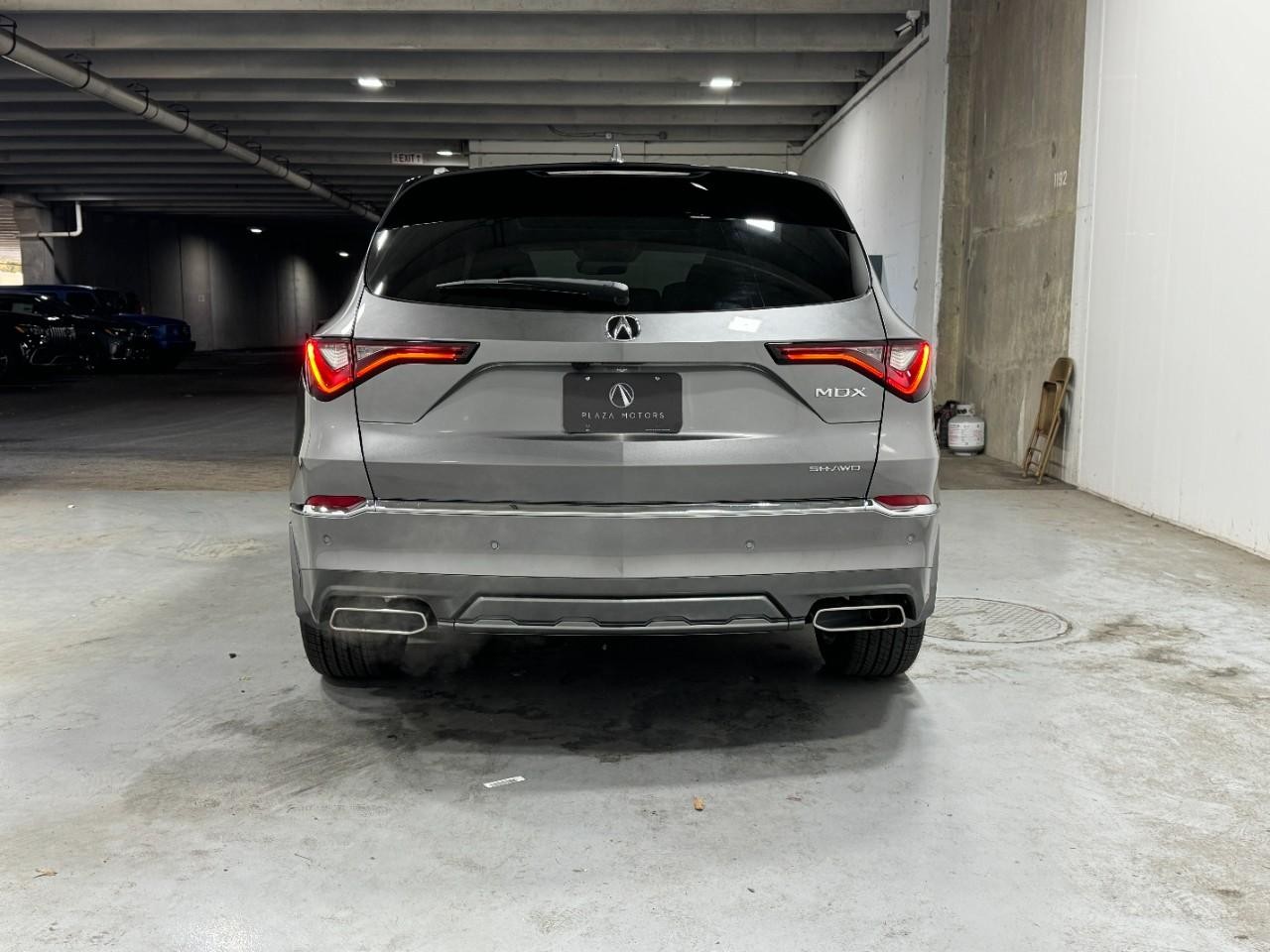 Acura MDX Vehicle Full-screen Gallery Image 10