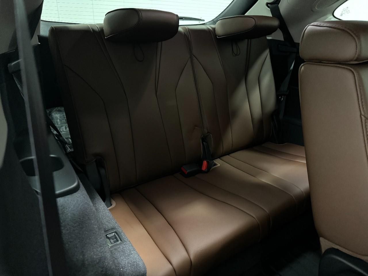 Acura MDX Vehicle Full-screen Gallery Image 11