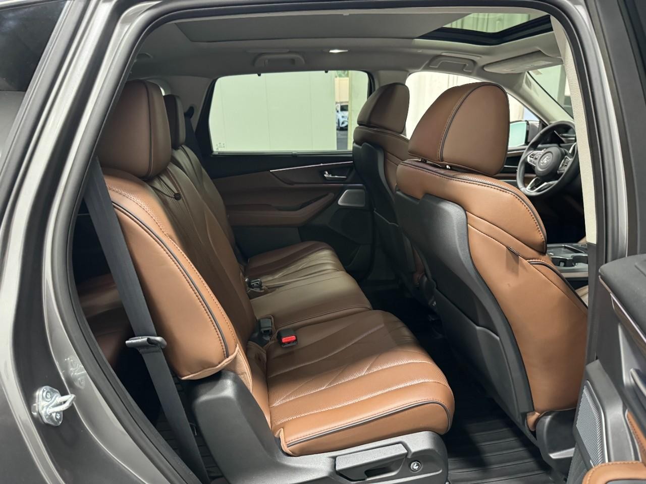 Acura MDX Vehicle Full-screen Gallery Image 12