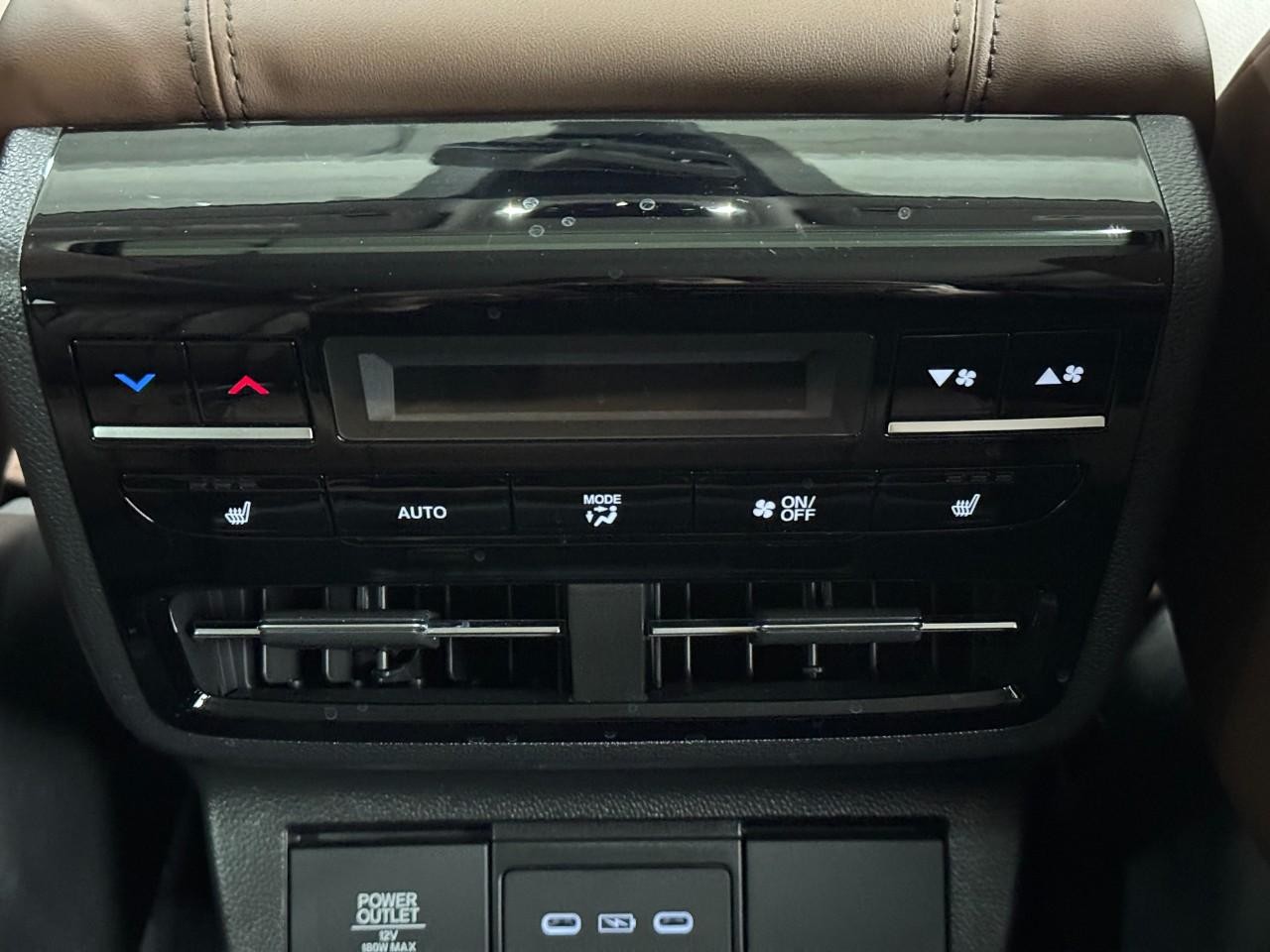 Acura MDX Vehicle Full-screen Gallery Image 13