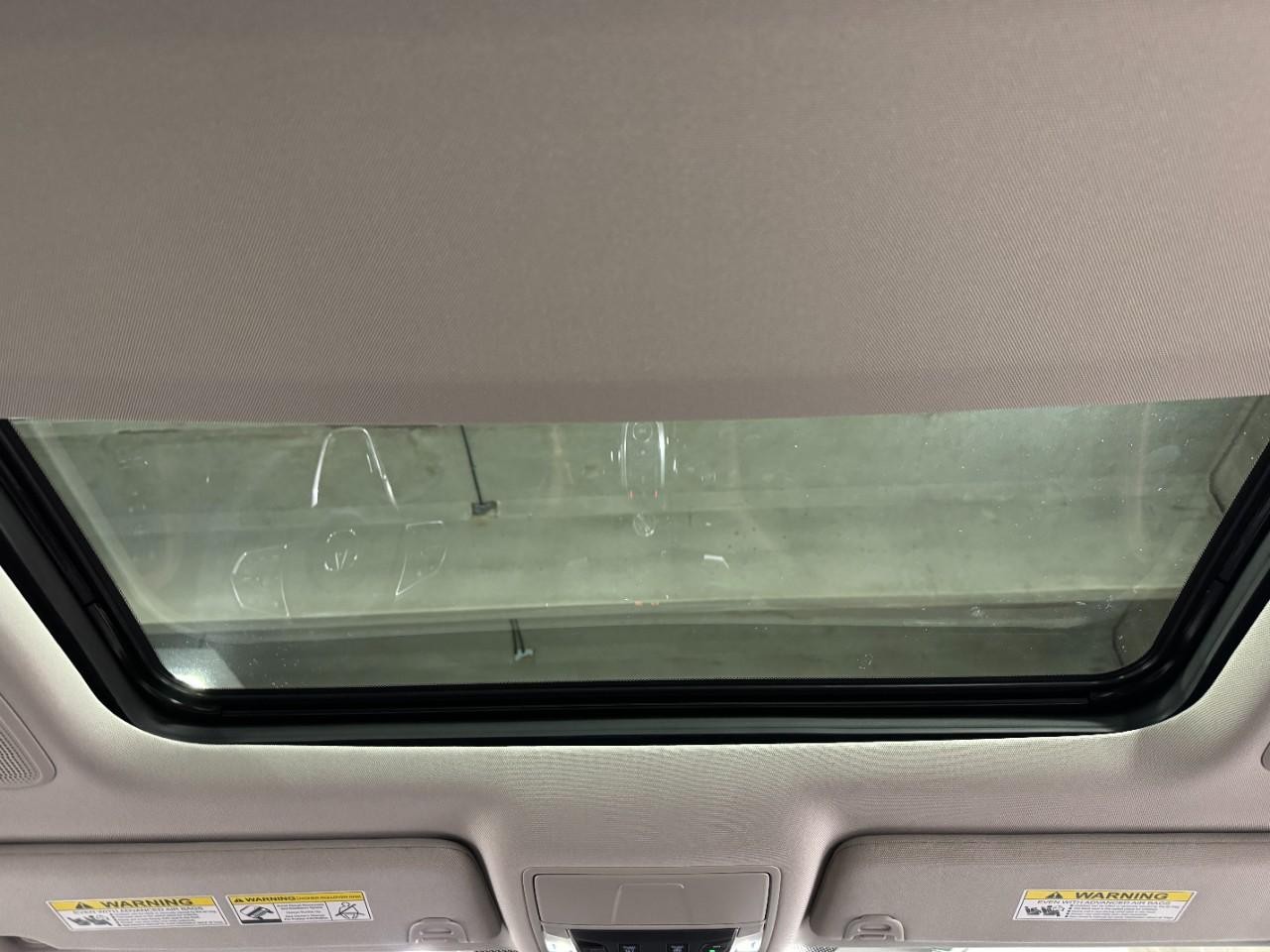 Acura MDX Vehicle Full-screen Gallery Image 14