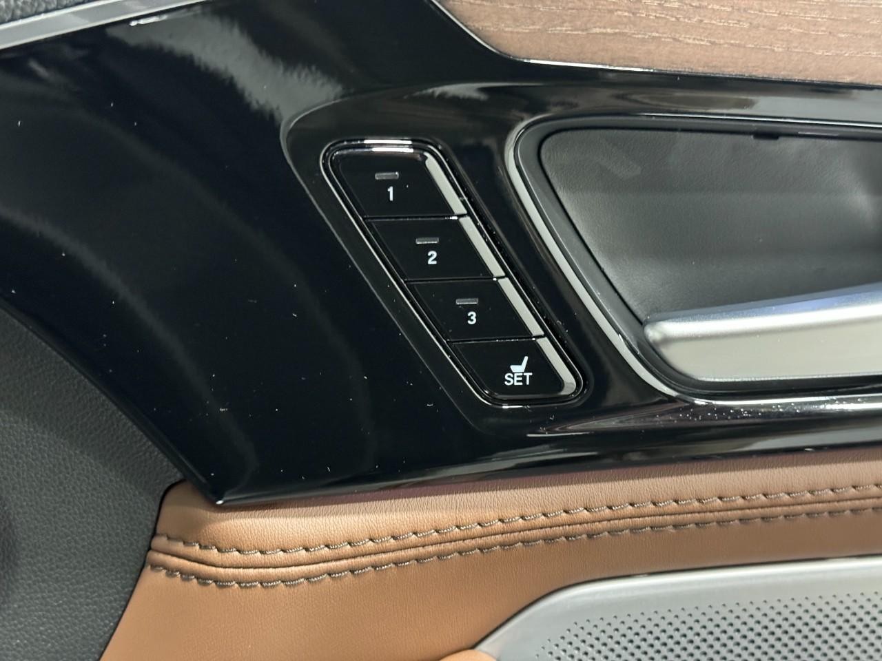 Acura MDX Vehicle Full-screen Gallery Image 23