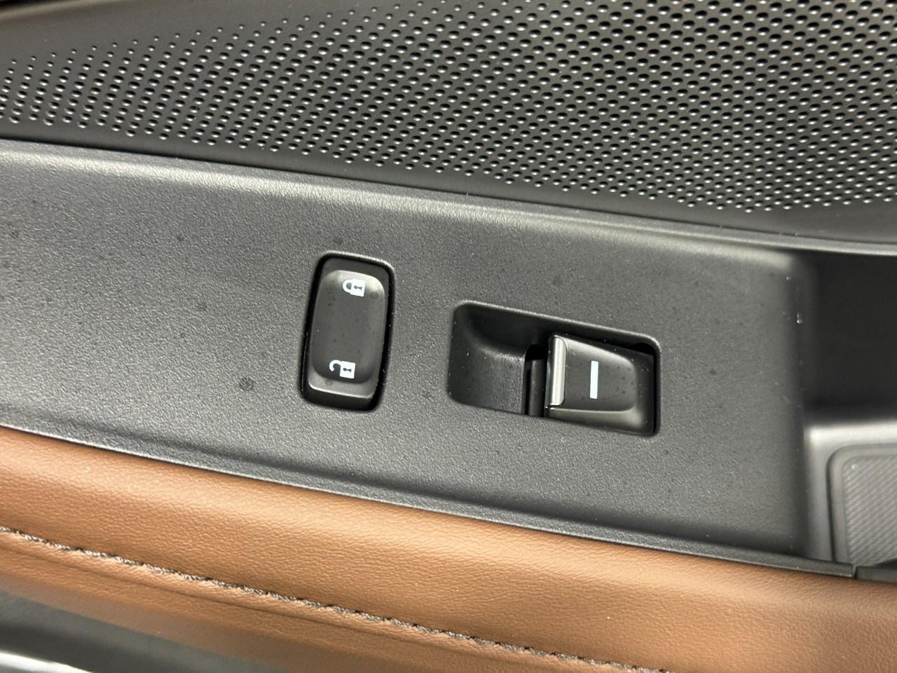 Acura MDX Vehicle Full-screen Gallery Image 24