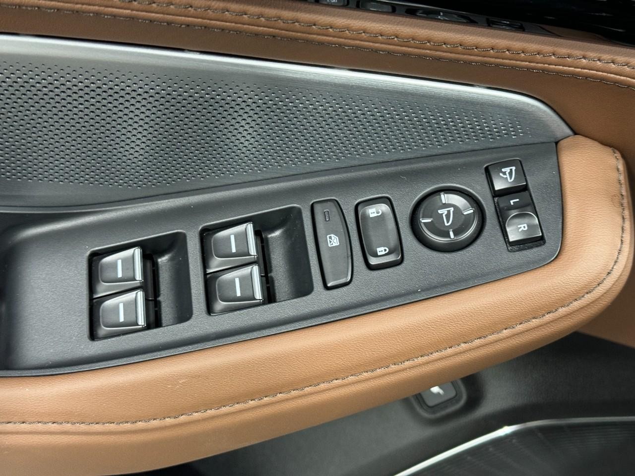 Acura MDX Vehicle Full-screen Gallery Image 26