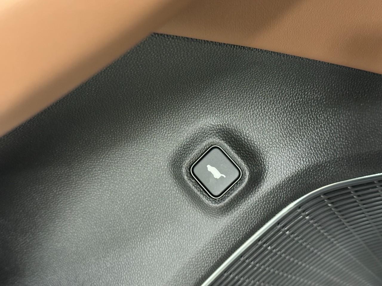 Acura MDX Vehicle Full-screen Gallery Image 28