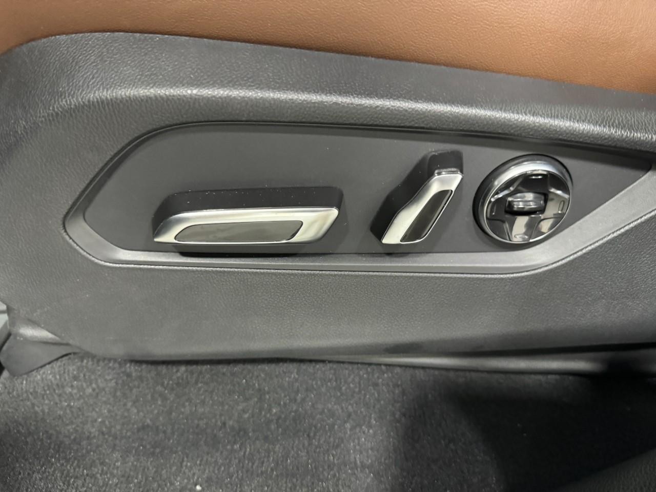 Acura MDX Vehicle Full-screen Gallery Image 31