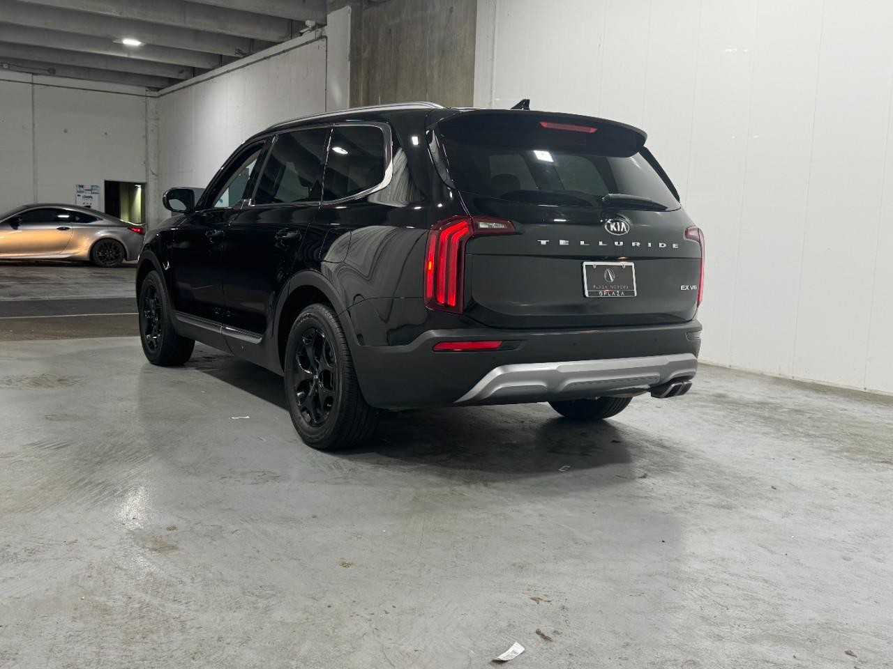 Kia Telluride Vehicle Full-screen Gallery Image 3