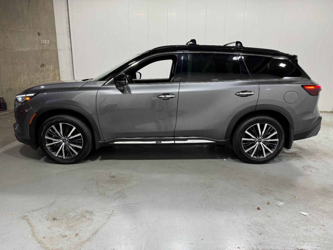 INFINITI QX60 Vehicle Full-screen Gallery Image 2