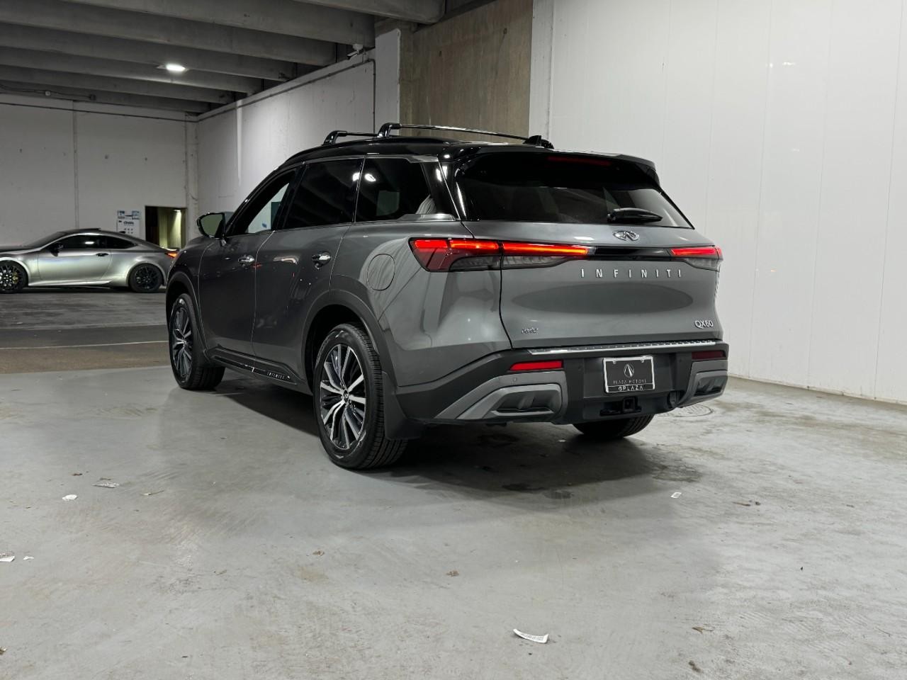 INFINITI QX60 Vehicle Full-screen Gallery Image 3