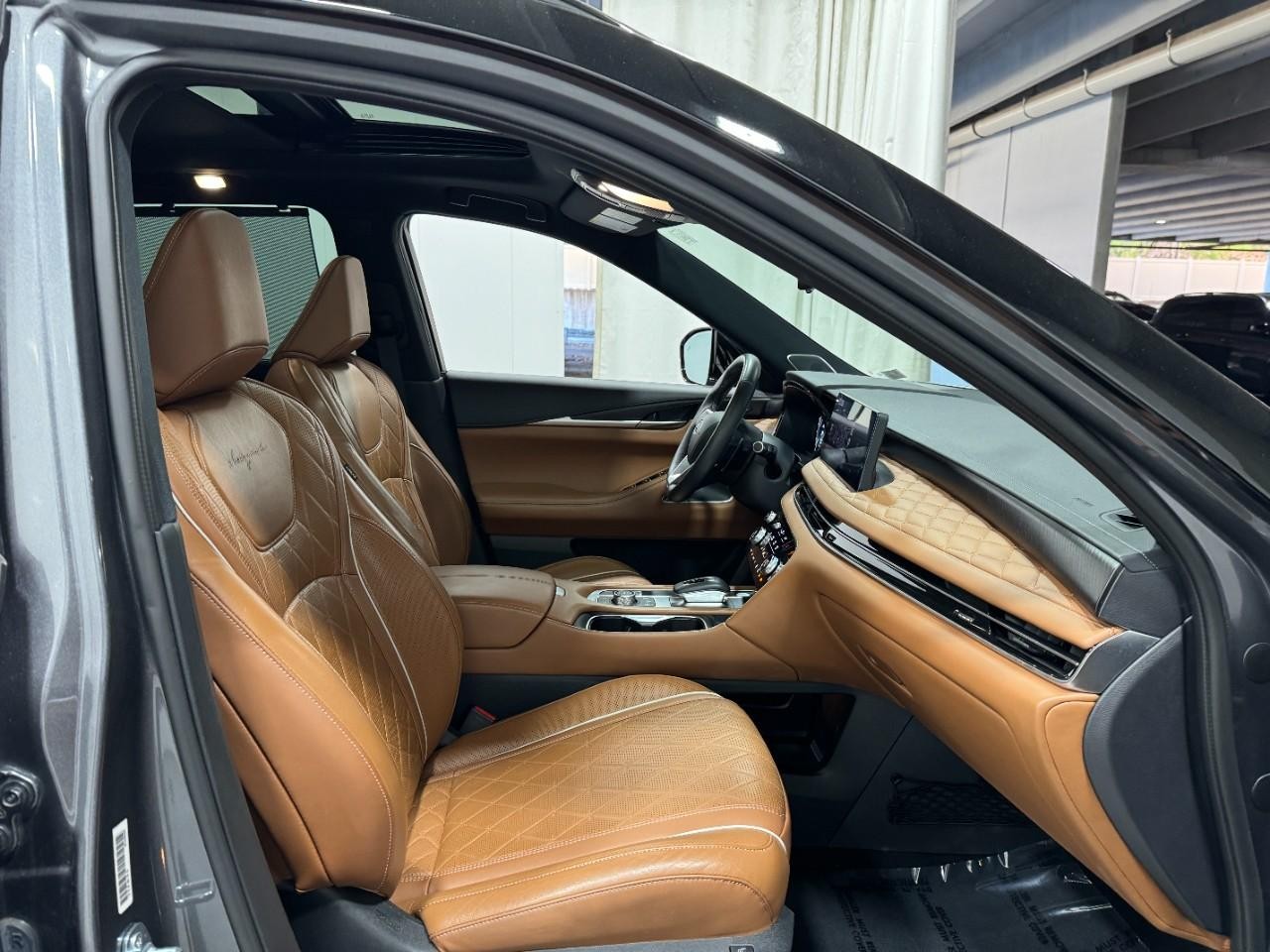 INFINITI QX60 Vehicle Full-screen Gallery Image 21