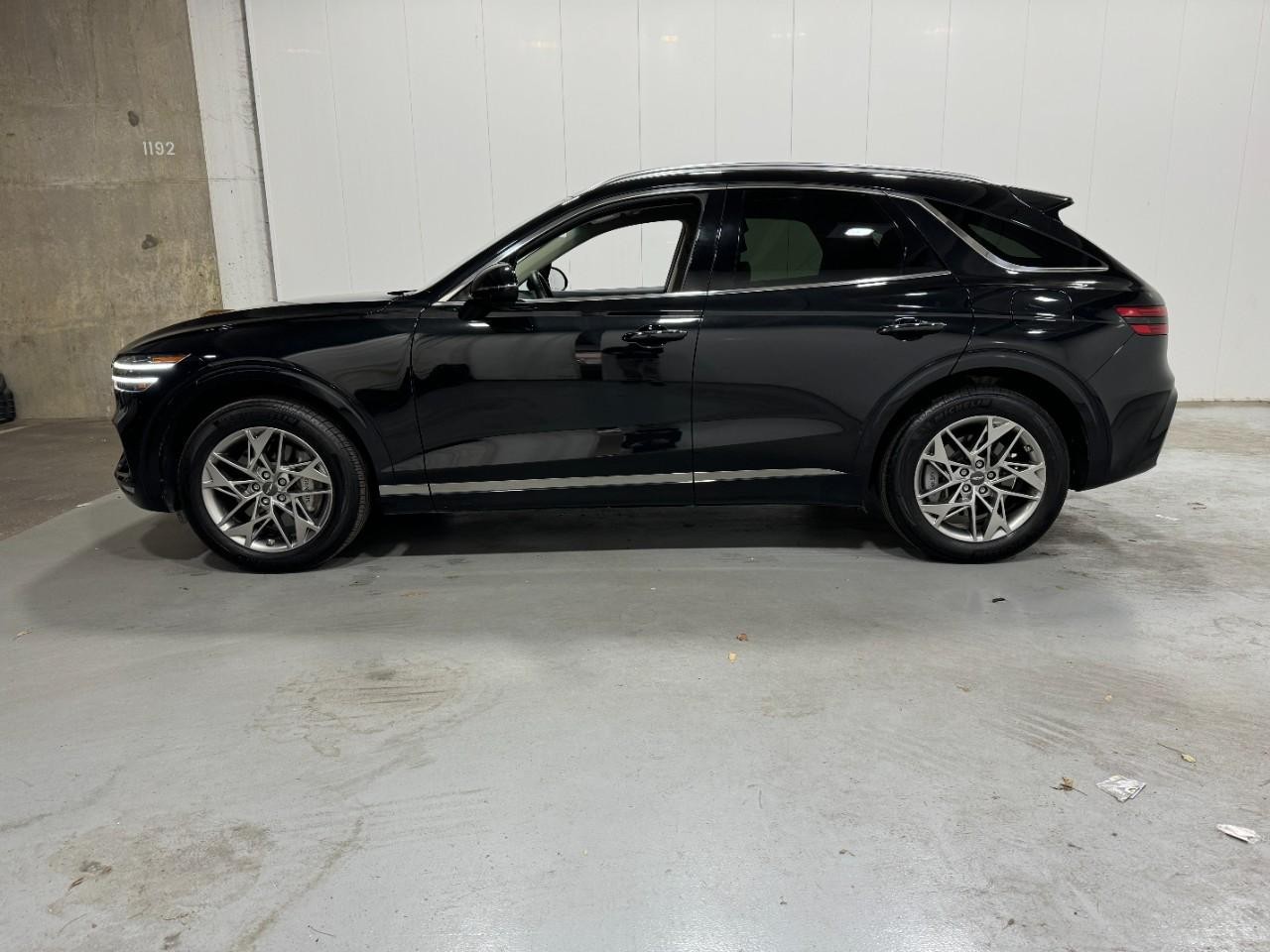 Genesis GV70 Vehicle Full-screen Gallery Image 2