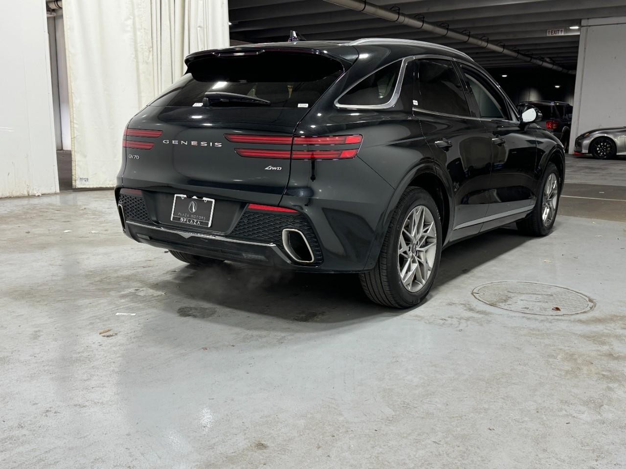 Genesis GV70 Vehicle Full-screen Gallery Image 4