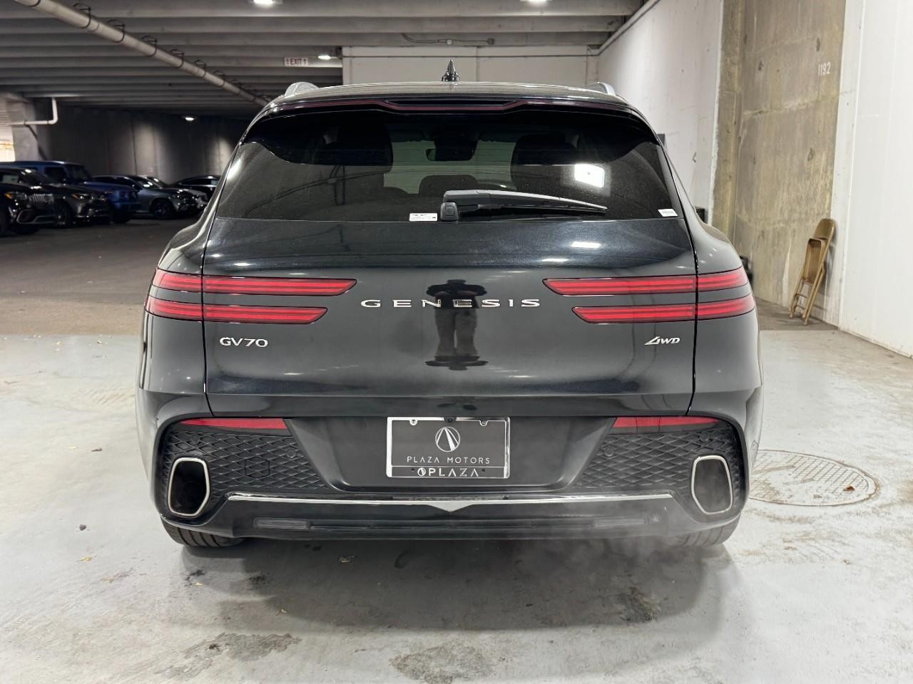 Genesis GV70 Vehicle Full-screen Gallery Image 9