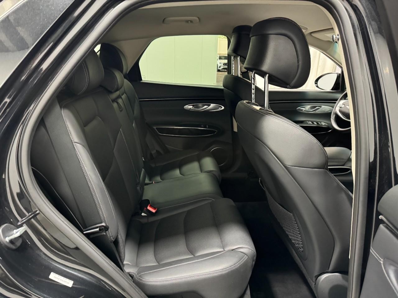 Genesis GV70 Vehicle Full-screen Gallery Image 10