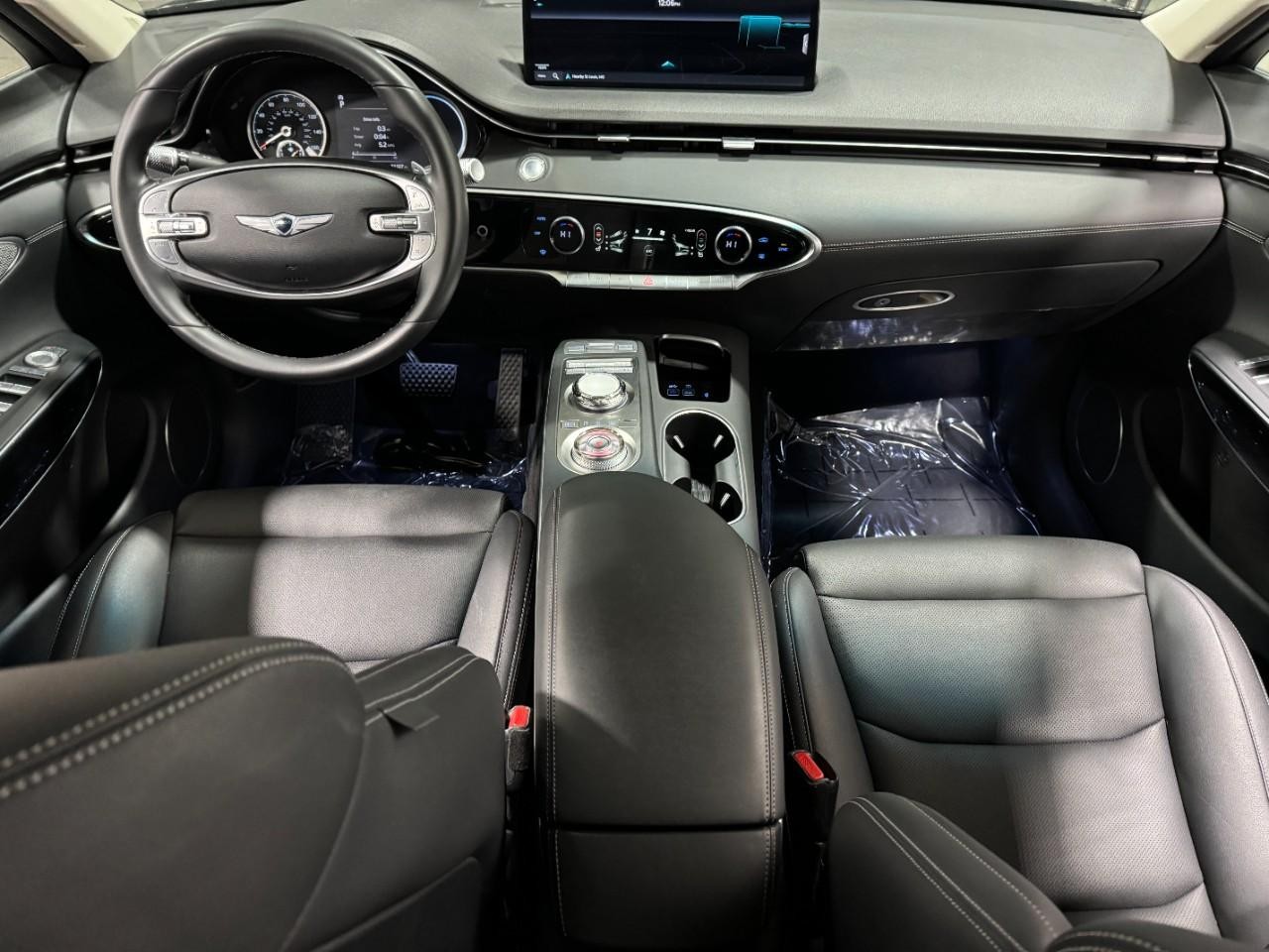 Genesis GV70 Vehicle Full-screen Gallery Image 11