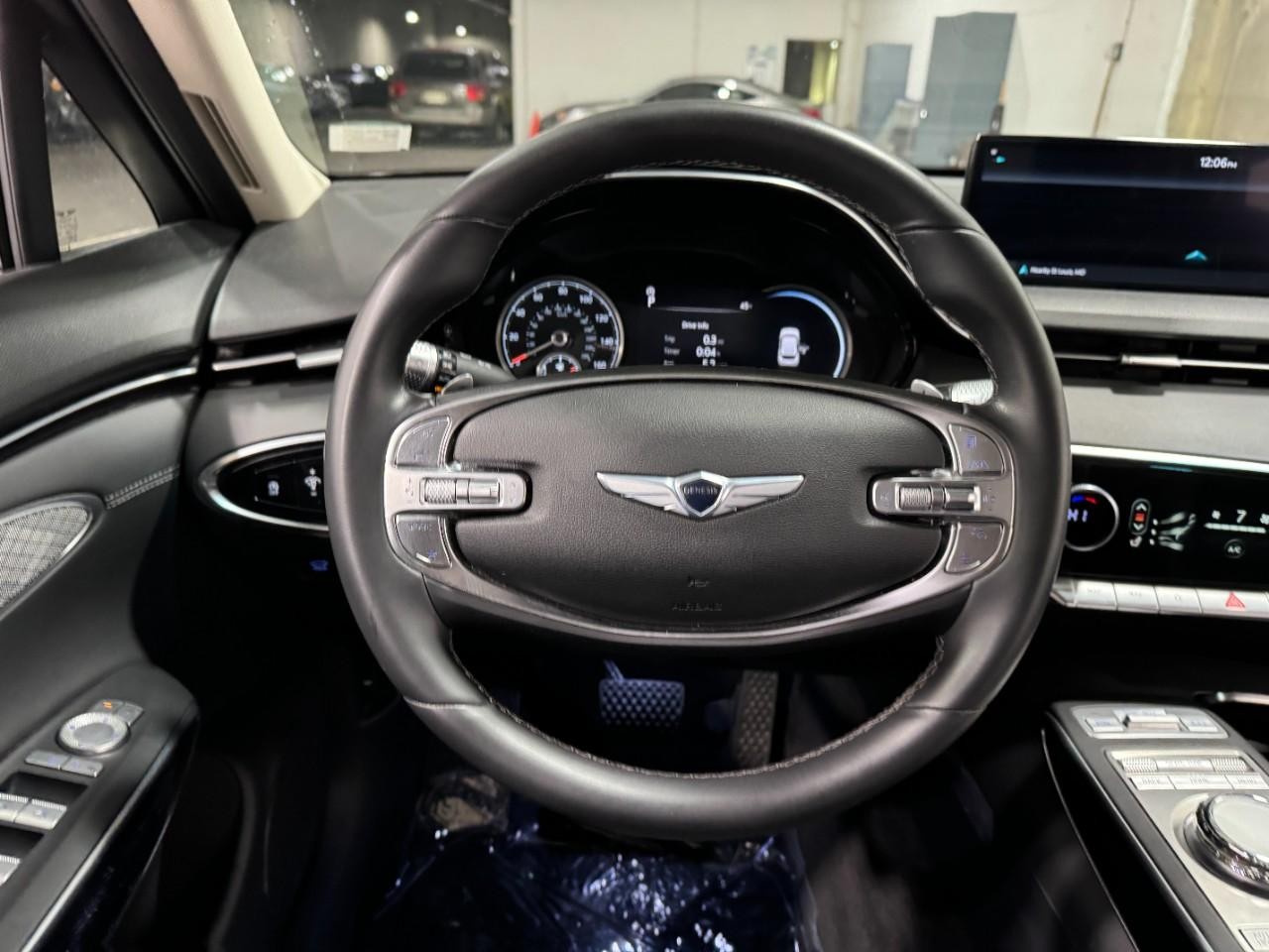 Genesis GV70 Vehicle Full-screen Gallery Image 12