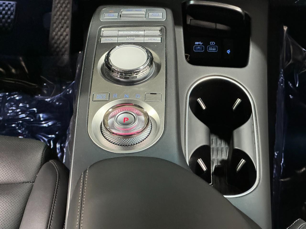 Genesis GV70 Vehicle Full-screen Gallery Image 15