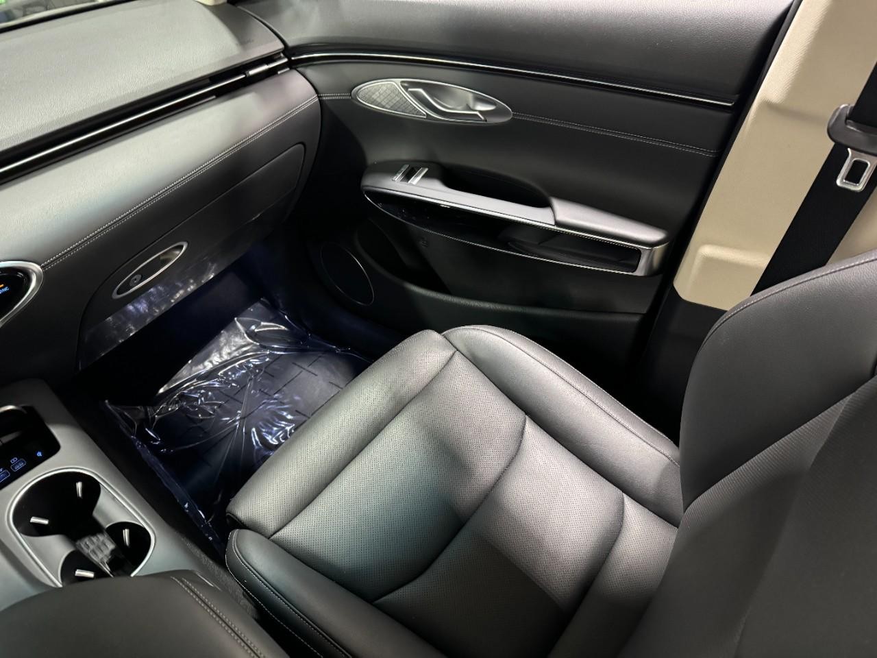 Genesis GV70 Vehicle Full-screen Gallery Image 16