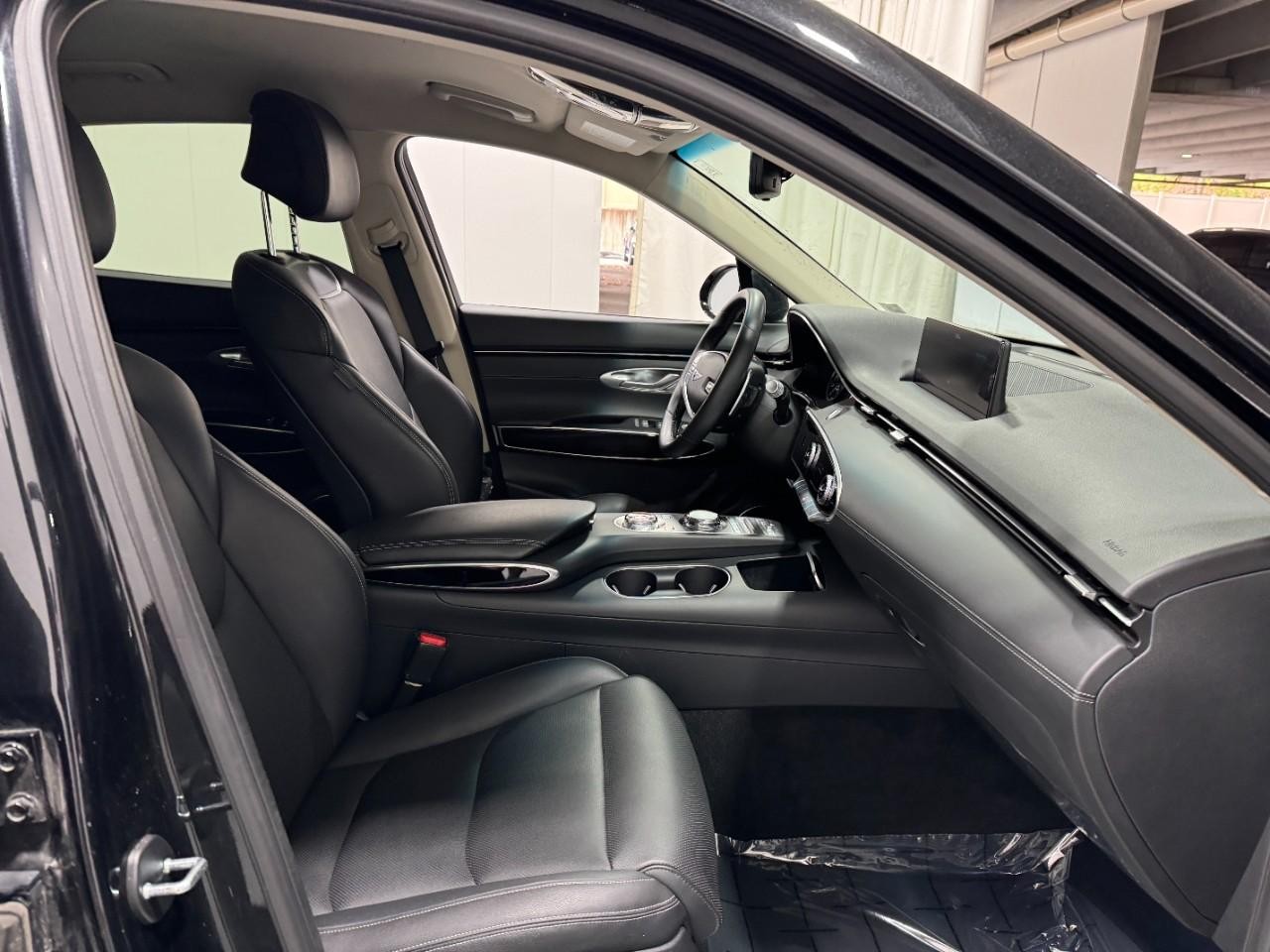 Genesis GV70 Vehicle Full-screen Gallery Image 17