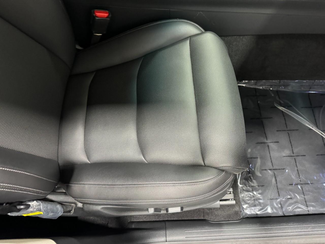 Genesis GV70 Vehicle Full-screen Gallery Image 18