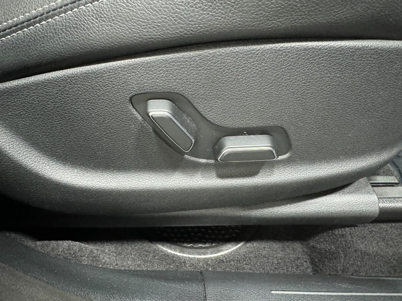 Genesis GV70 Vehicle Full-screen Gallery Image 19