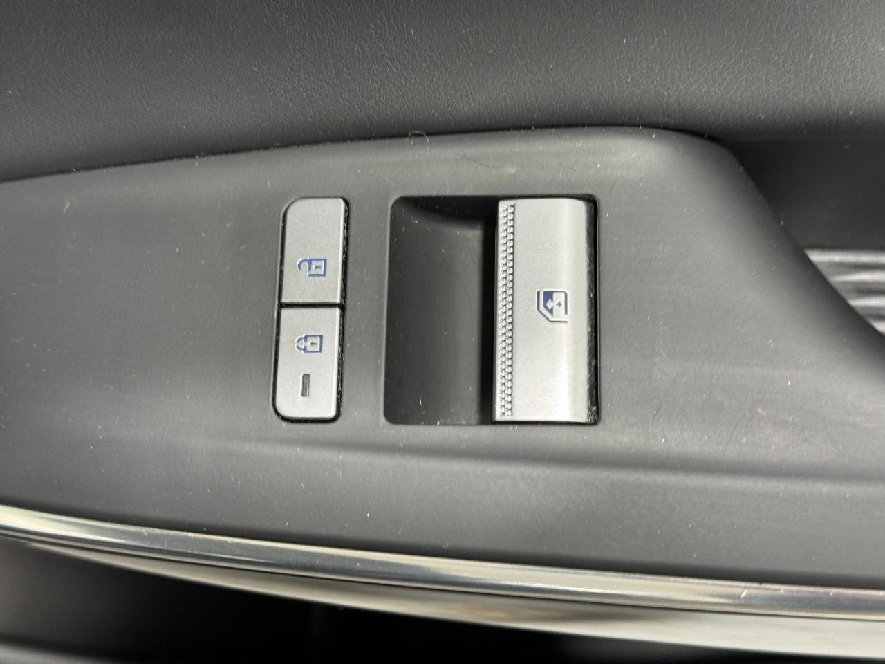 Genesis GV70 Vehicle Full-screen Gallery Image 20