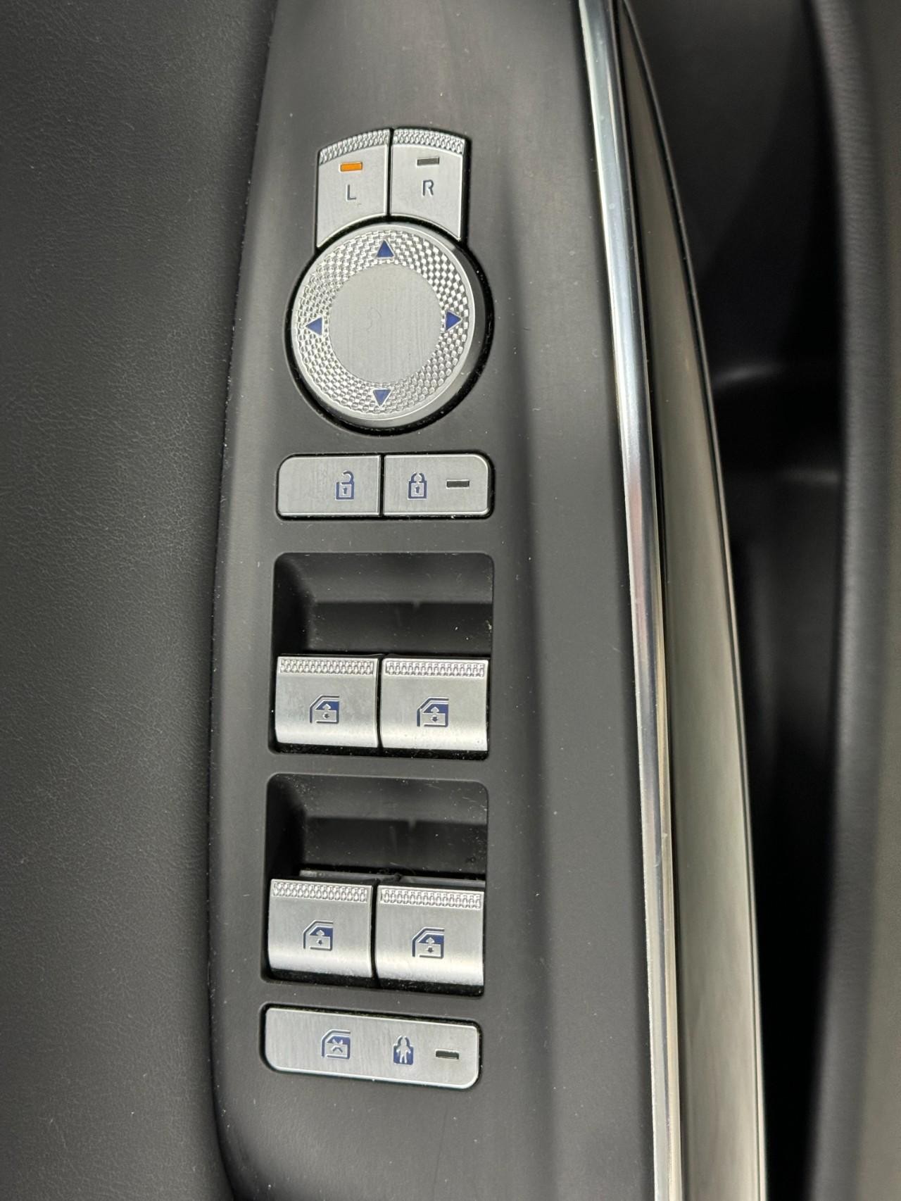 Genesis GV70 Vehicle Full-screen Gallery Image 21