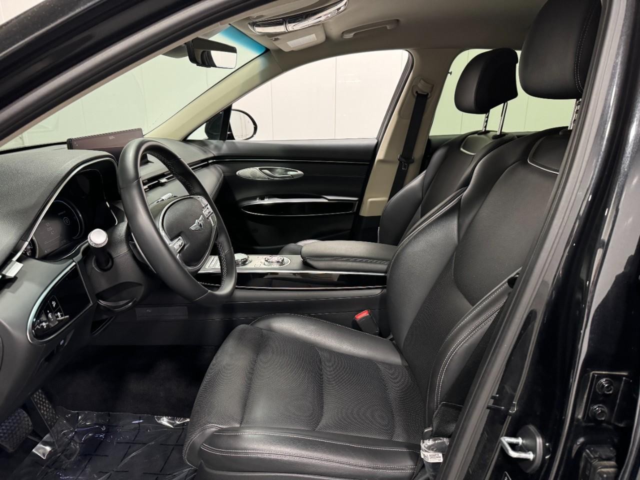 Genesis GV70 Vehicle Full-screen Gallery Image 22