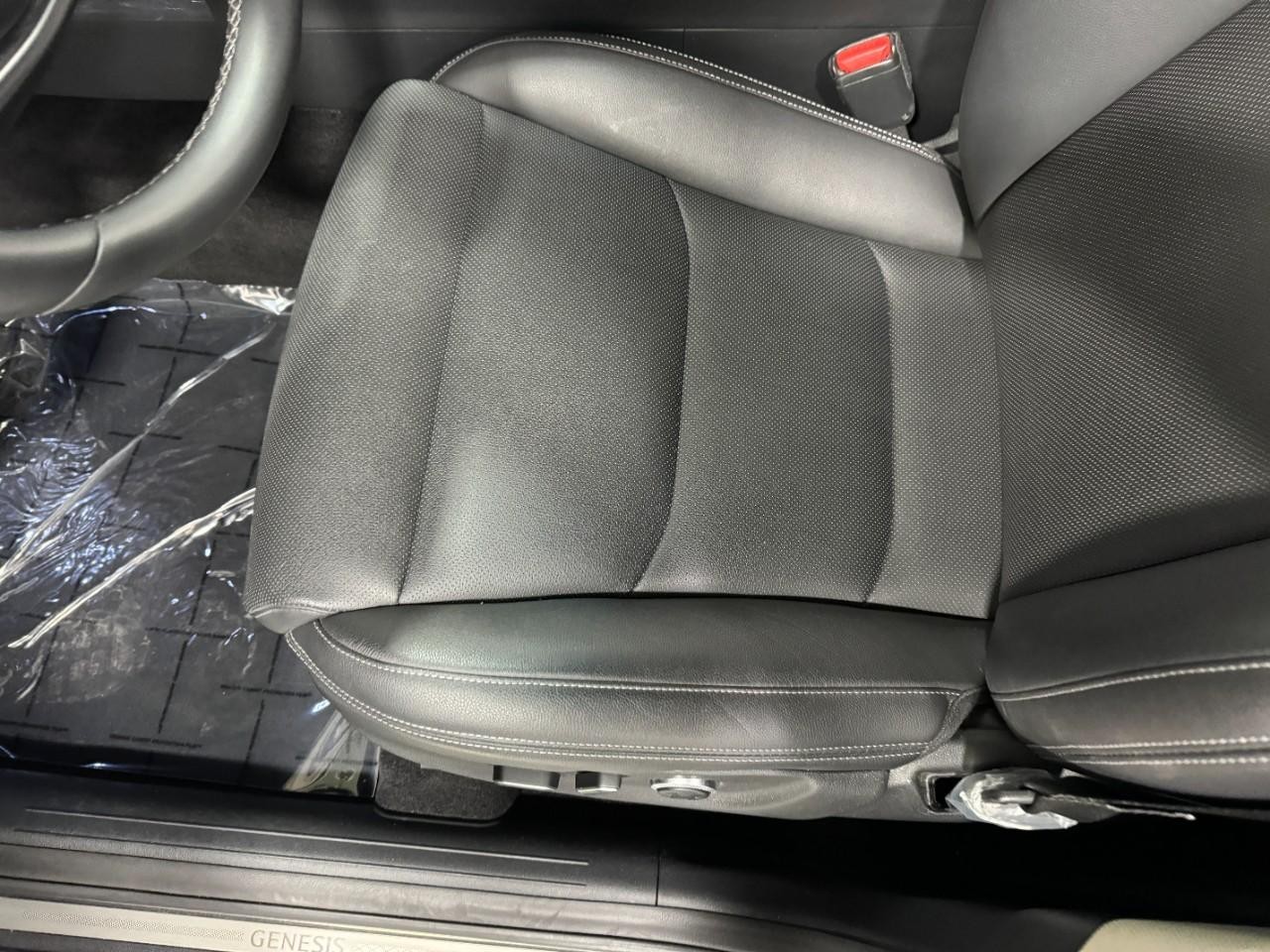 Genesis GV70 Vehicle Full-screen Gallery Image 23