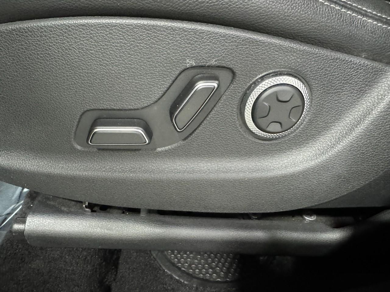 Genesis GV70 Vehicle Full-screen Gallery Image 24