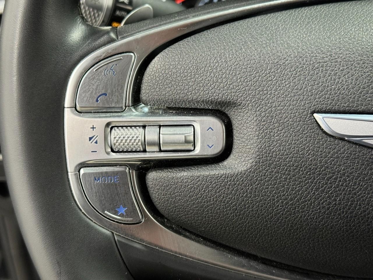 Genesis GV70 Vehicle Full-screen Gallery Image 26