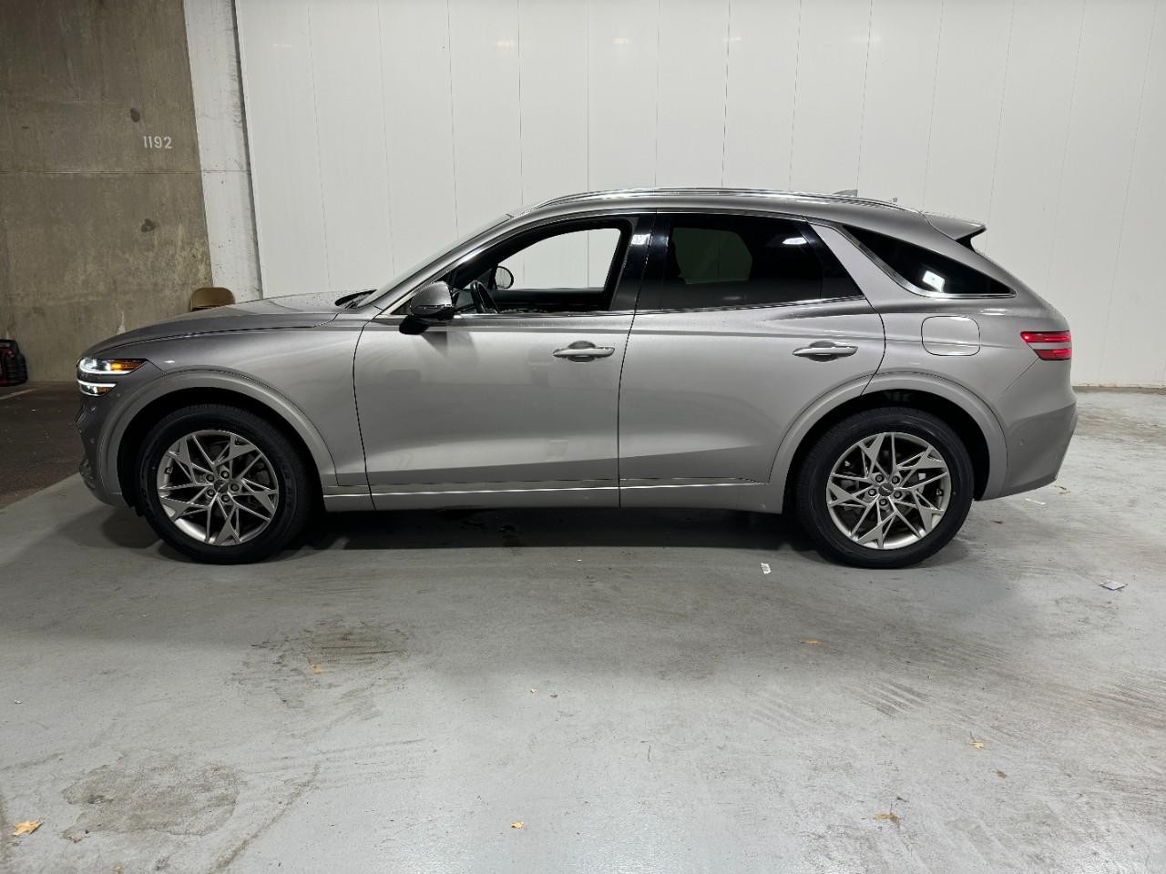 Genesis GV70 Vehicle Full-screen Gallery Image 2