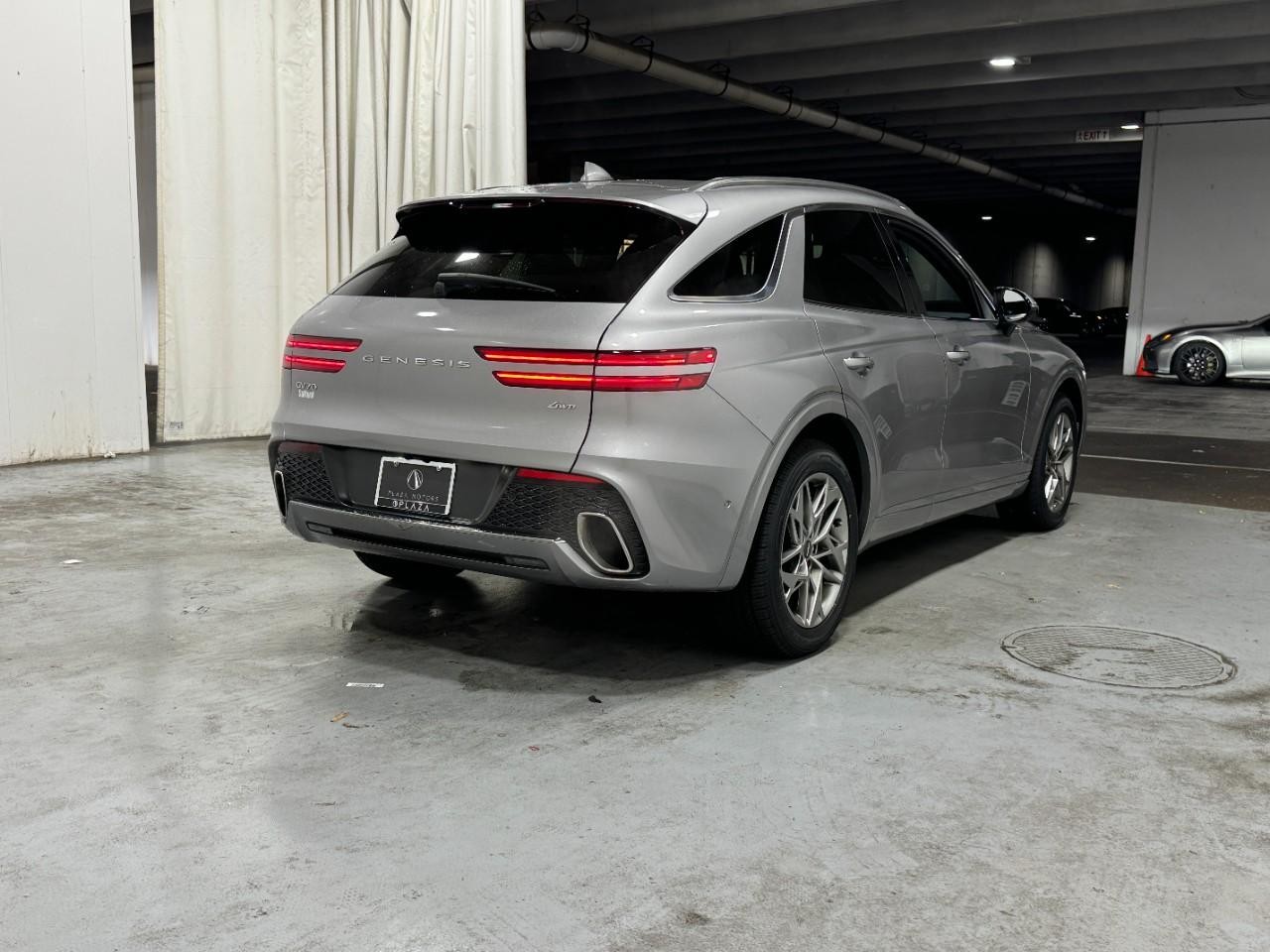 Genesis GV70 Vehicle Full-screen Gallery Image 4