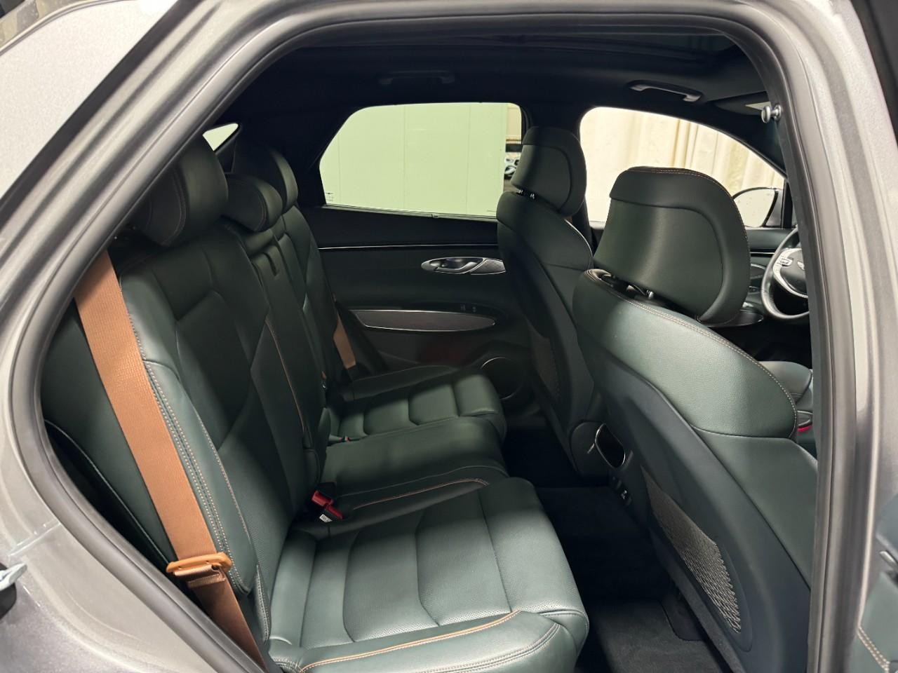 Genesis GV70 Vehicle Full-screen Gallery Image 10