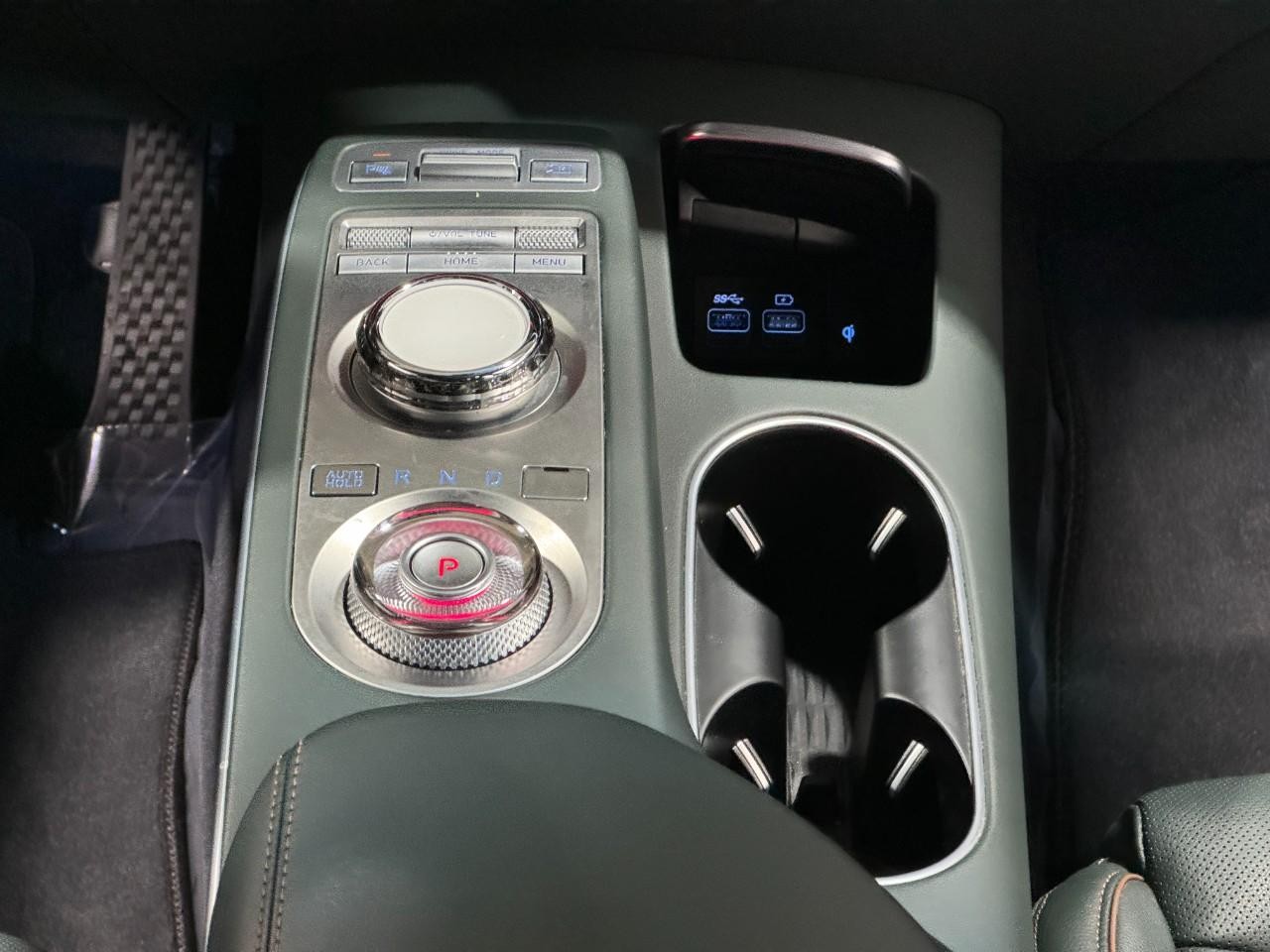Genesis GV70 Vehicle Full-screen Gallery Image 16