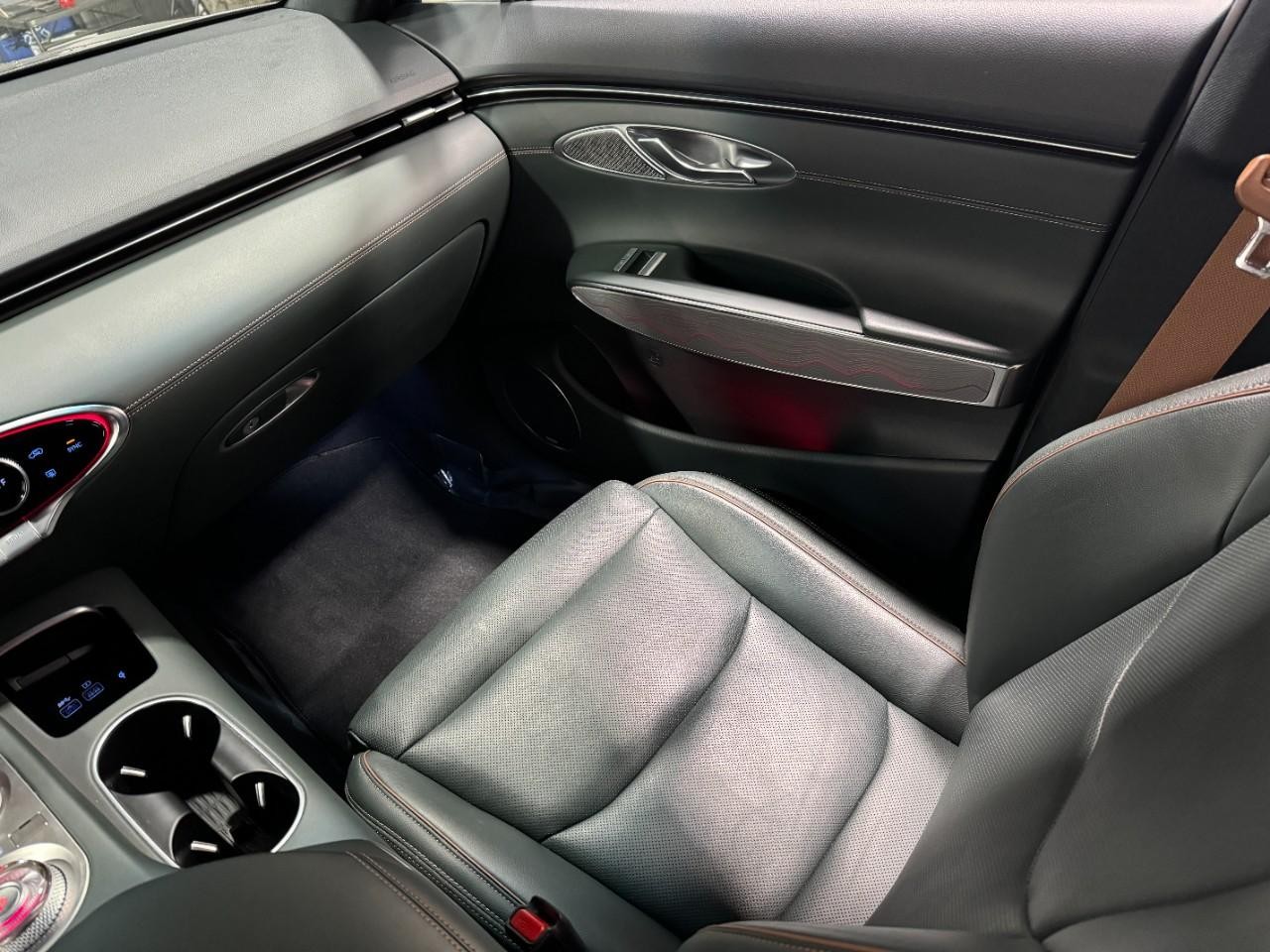 Genesis GV70 Vehicle Full-screen Gallery Image 17