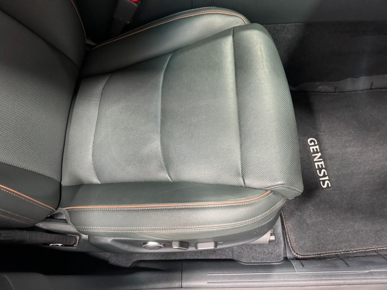 Genesis GV70 Vehicle Full-screen Gallery Image 19