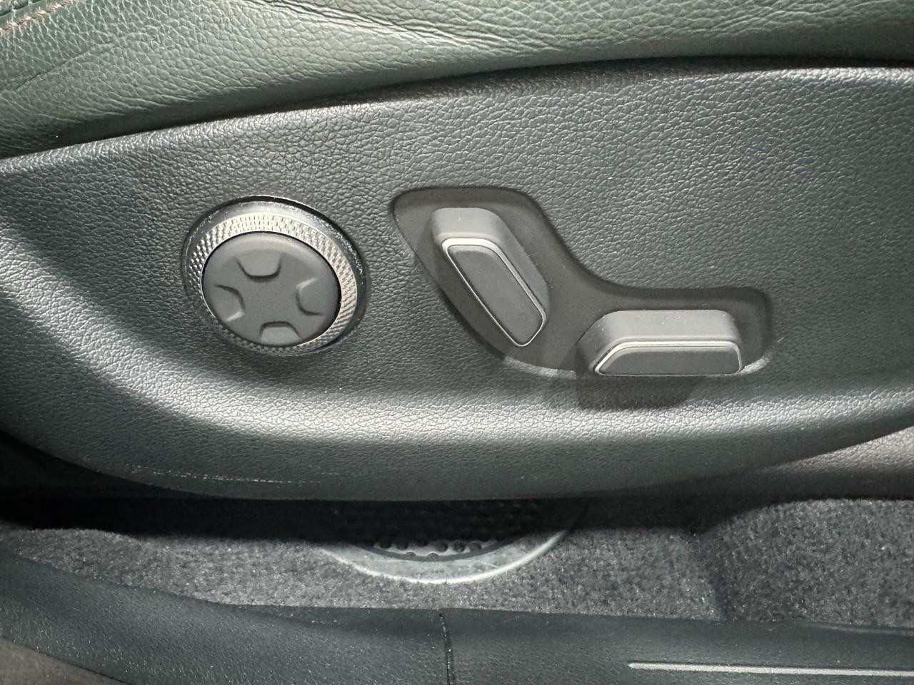 Genesis GV70 Vehicle Full-screen Gallery Image 20