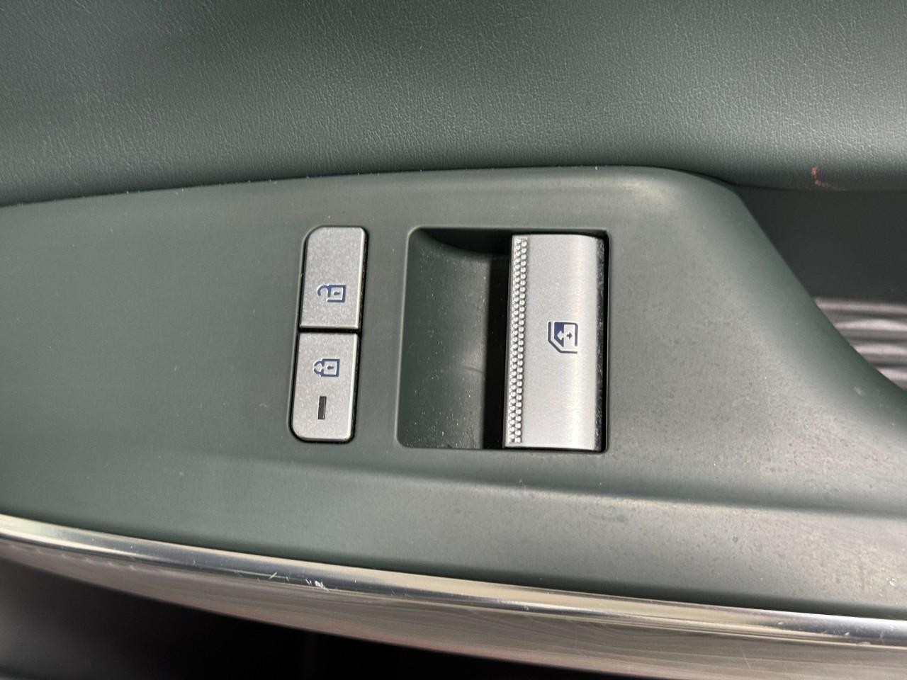 Genesis GV70 Vehicle Full-screen Gallery Image 21