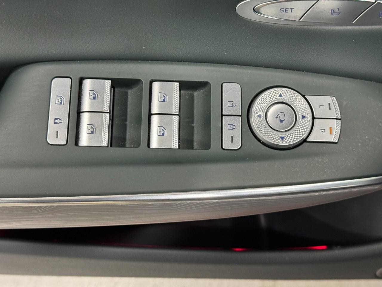 Genesis GV70 Vehicle Full-screen Gallery Image 23