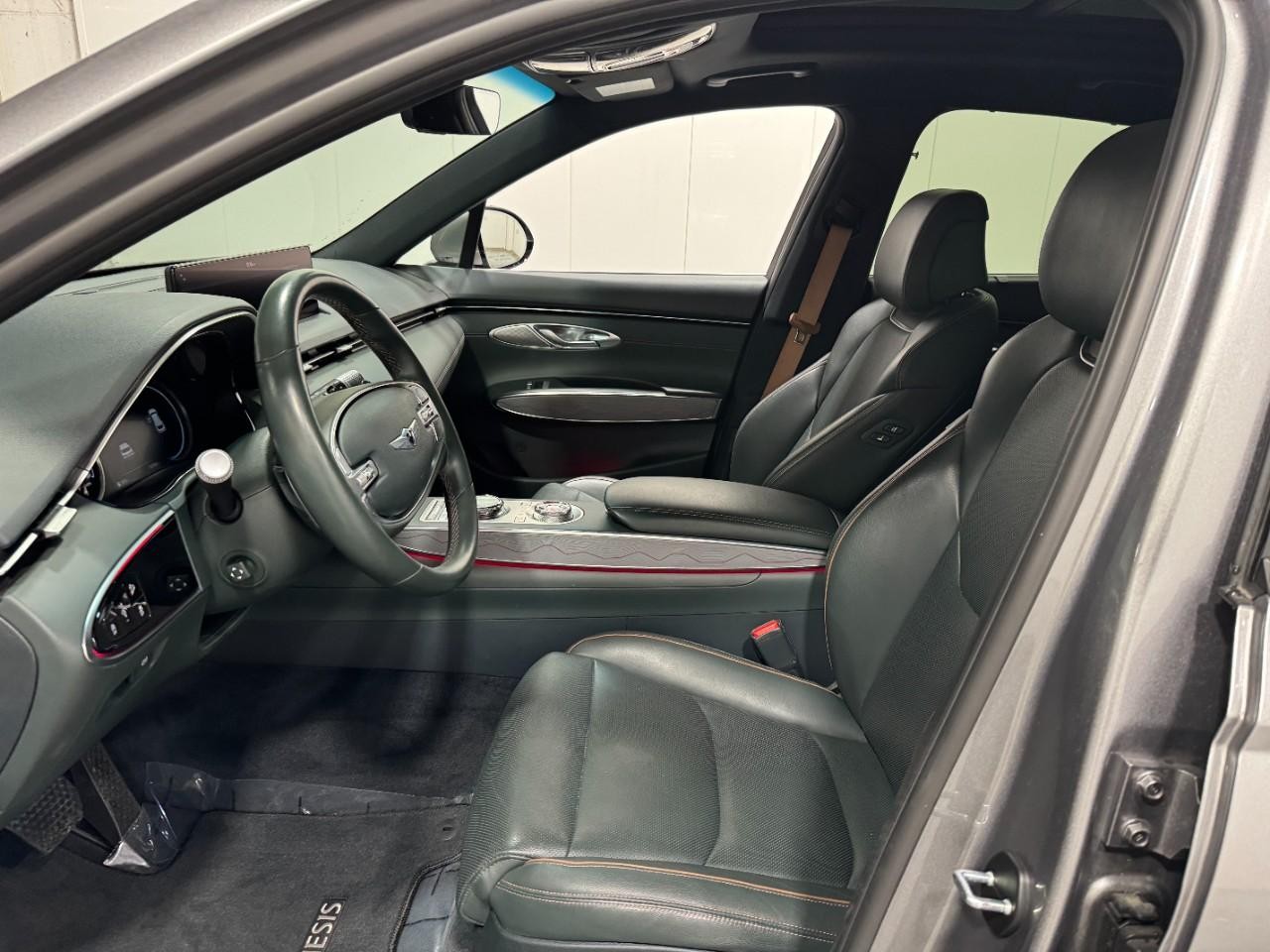 Genesis GV70 Vehicle Full-screen Gallery Image 25