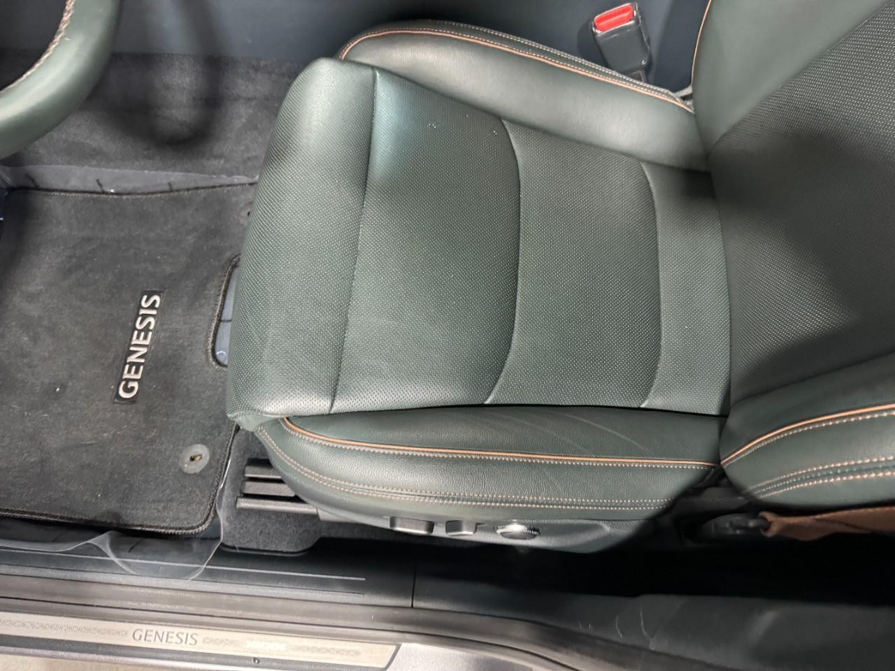 Genesis GV70 Vehicle Full-screen Gallery Image 26