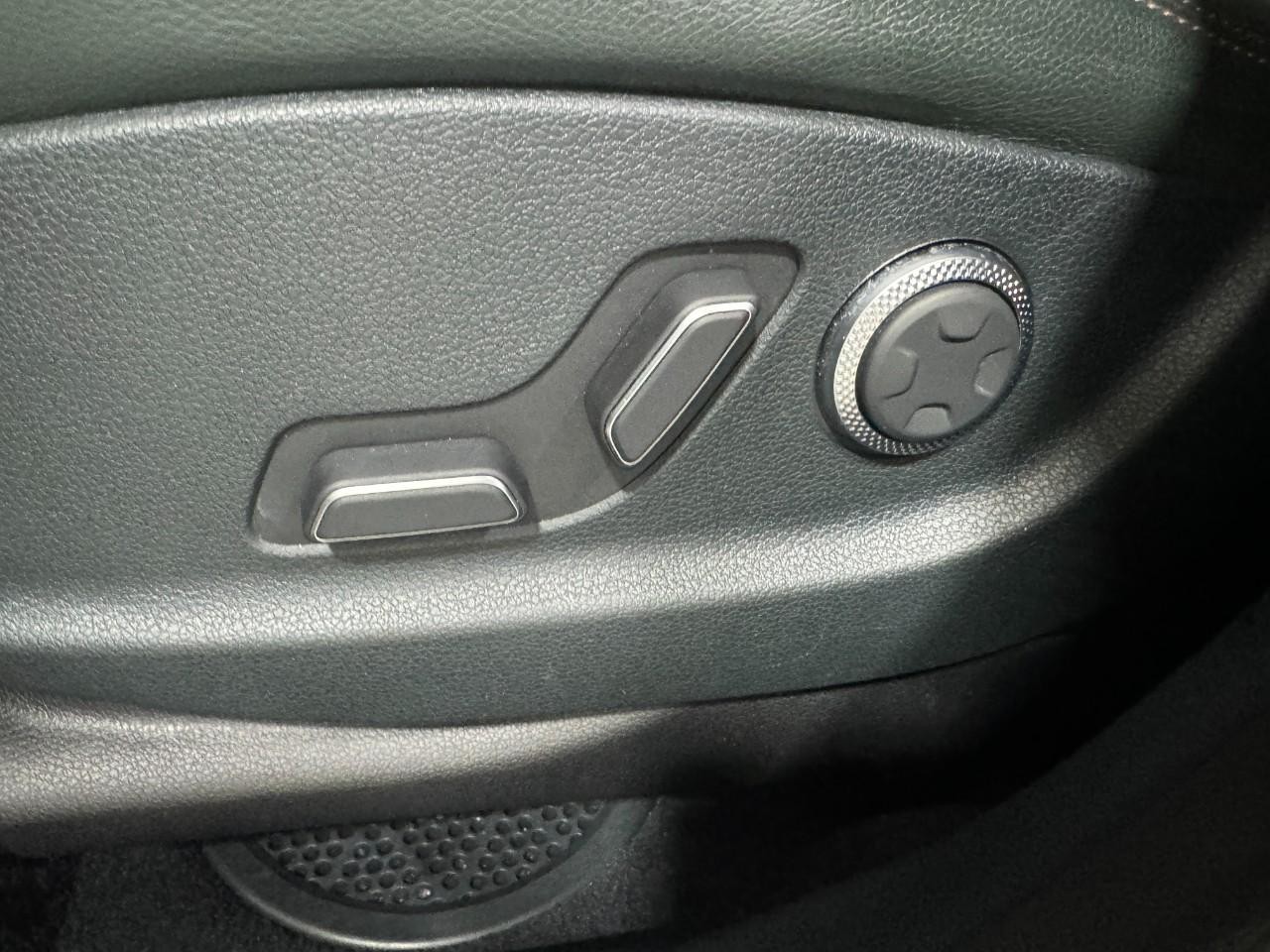 Genesis GV70 Vehicle Full-screen Gallery Image 27