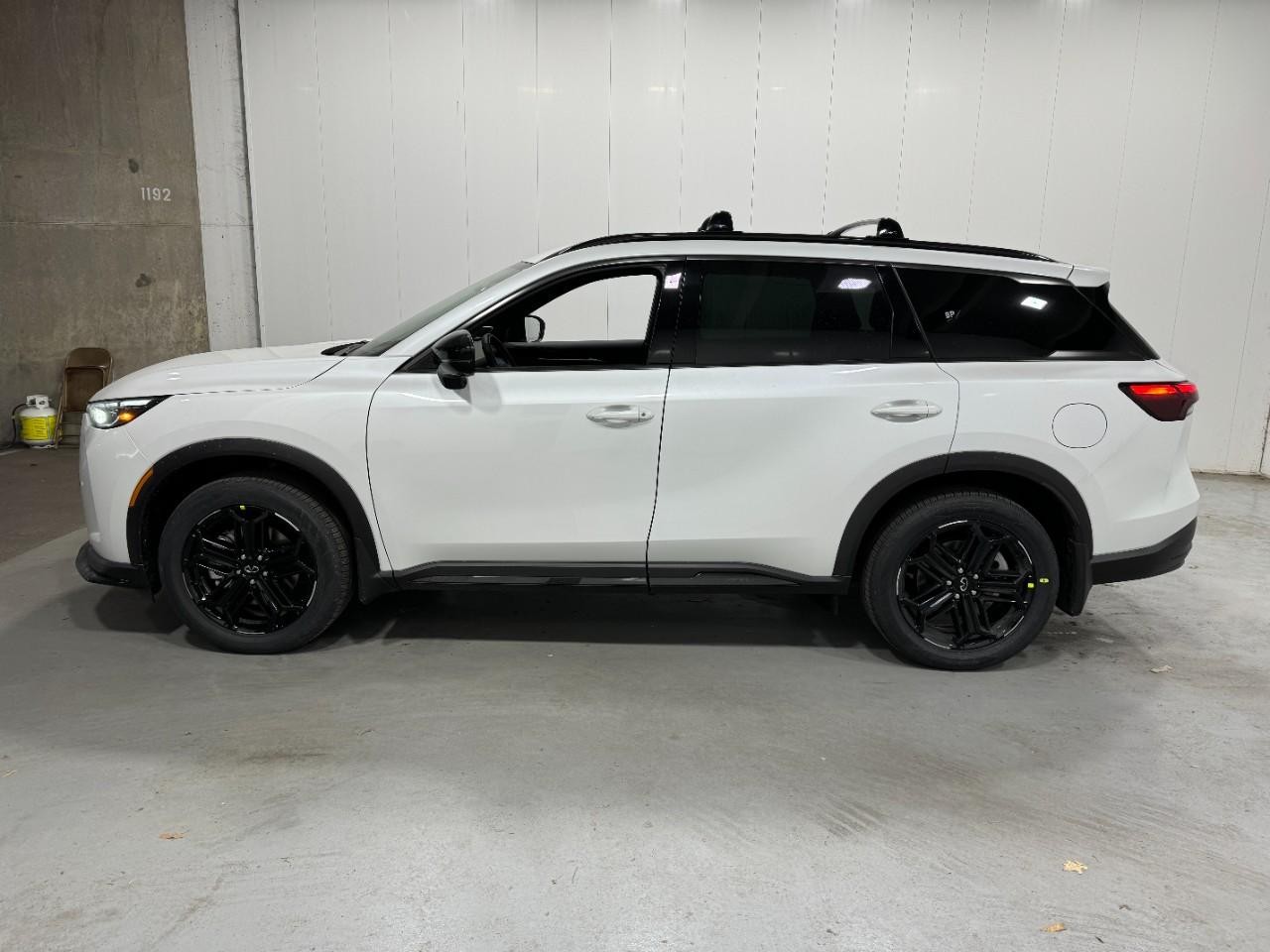 INFINITI QX60 Vehicle Full-screen Gallery Image 2