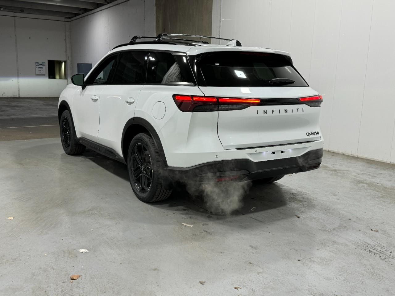 INFINITI QX60 Vehicle Full-screen Gallery Image 3