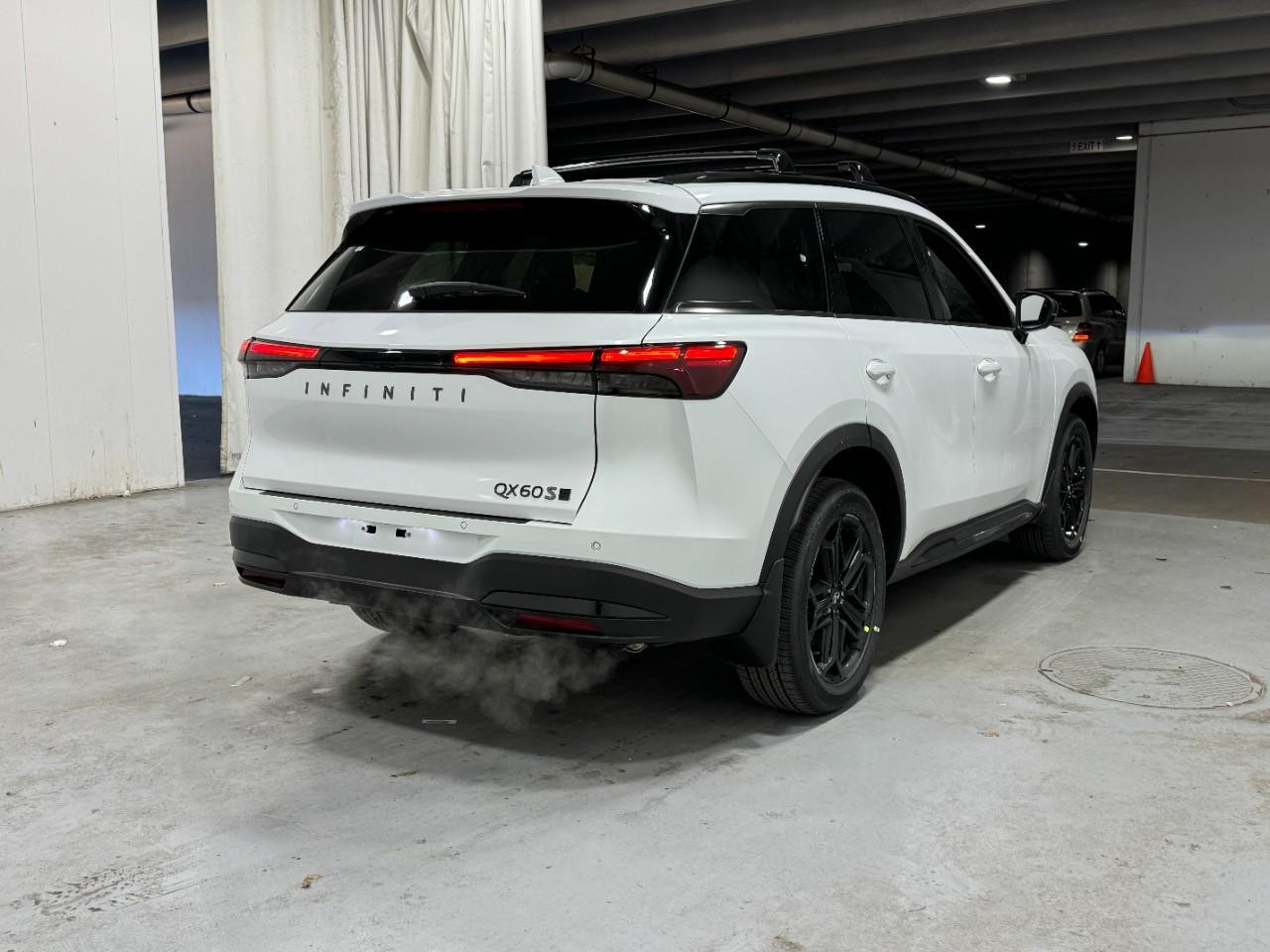 INFINITI QX60 Vehicle Full-screen Gallery Image 4