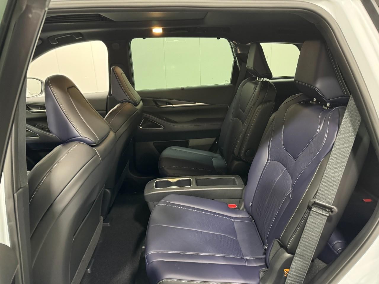 INFINITI QX60 Vehicle Full-screen Gallery Image 9