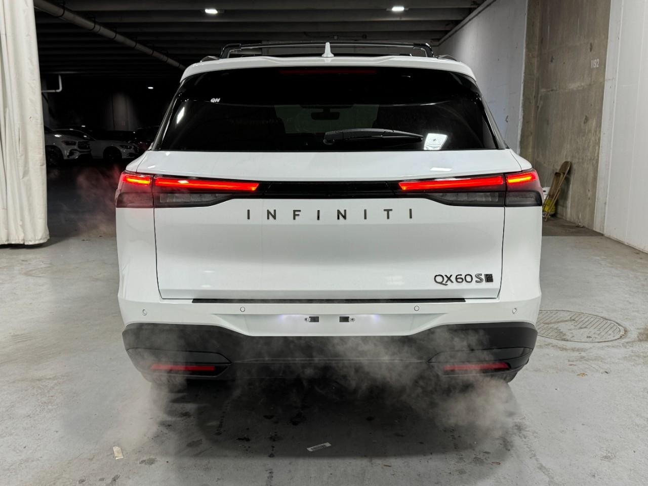 INFINITI QX60 Vehicle Full-screen Gallery Image 10