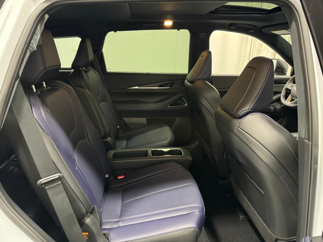 INFINITI QX60 Vehicle Full-screen Gallery Image 12