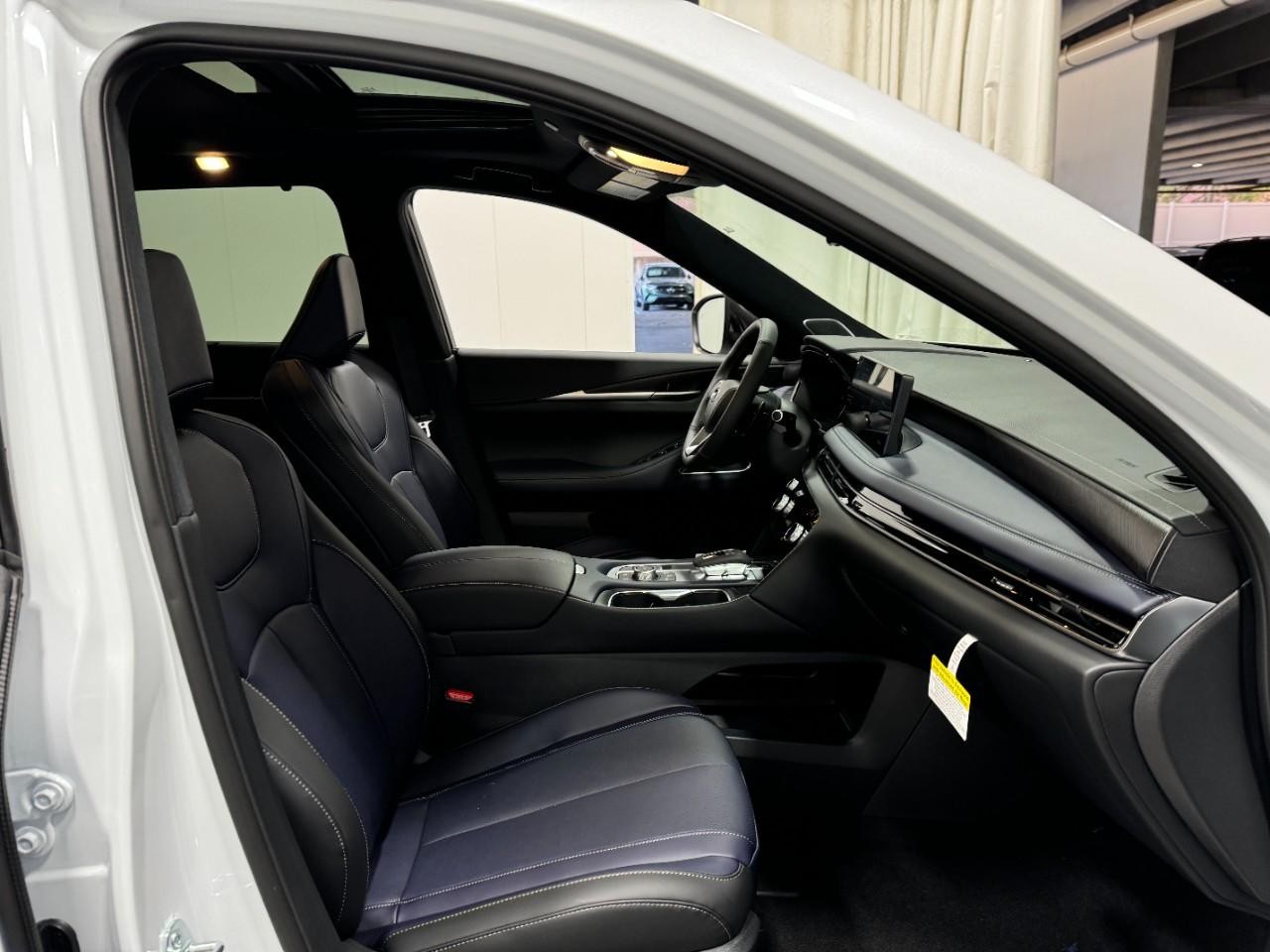 INFINITI QX60 Vehicle Full-screen Gallery Image 21